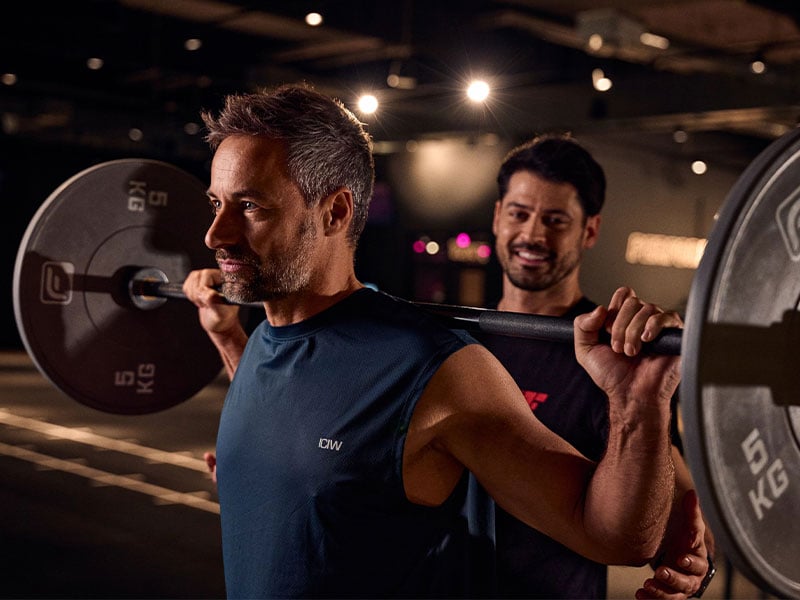 Bei Einsteiger:innen reichen 2 Sätze pro Muskelgruppe beim Supersatz-Training aus. Arbeite hier am besten mit einem Trainingsplan und steigere dich kontinuierlich!