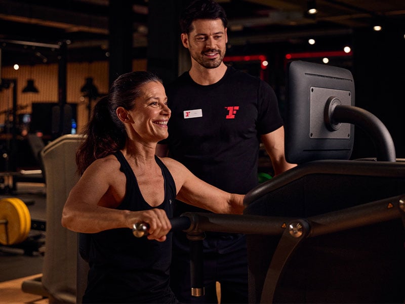Krafttraining in den Wechseljahren an Geräten, wie z. B. EGYM.