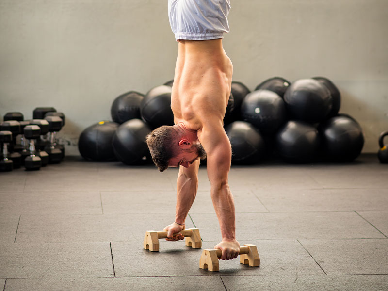 Der Handstand ist mit Parallettes etwas leichter, als auf dem Boden. Deine Hände sind nicht abgeknickt, das ist angenehmer.
