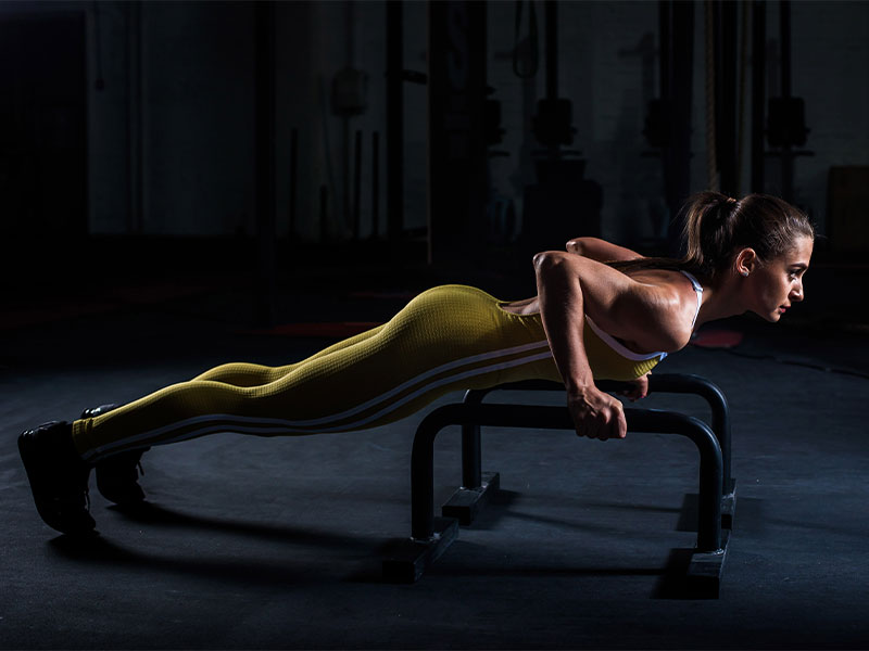 Mit den Parallettes Push Ups straffst du deine Brustmuskeln und den Trizeps.