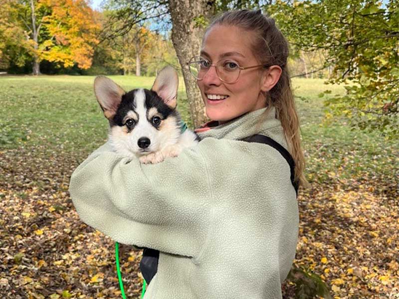 Linnea von Fitness First geht 3x täglich mit ihrem Hund raus und kommt so auf 10.000 Schritte.