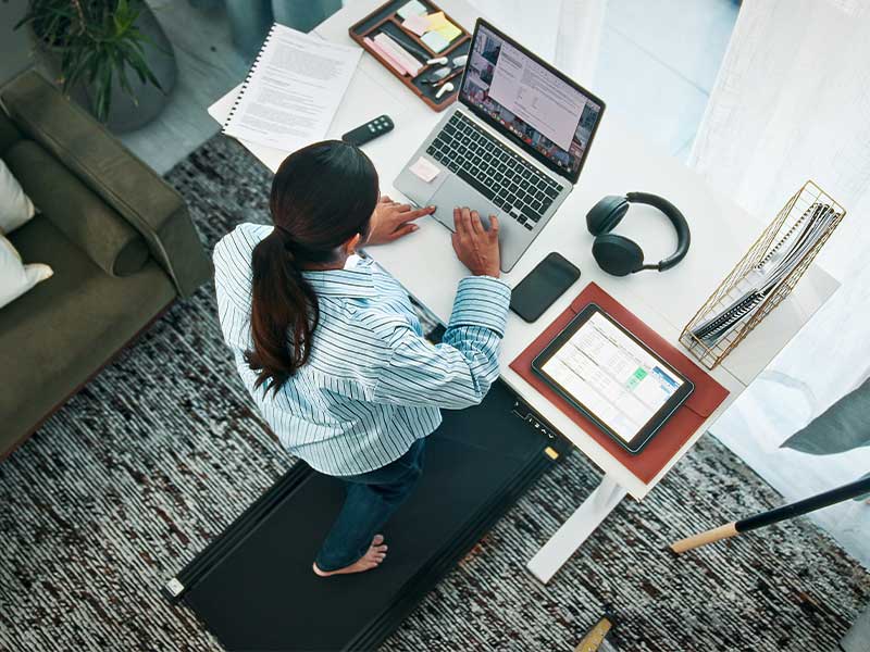 Daniela von Fitness First nutzt im Home Office u. a. ein Walkind Pad und kommt so auf 10.00 Schritte.
