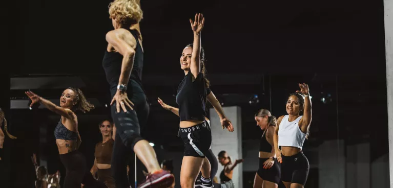 Dance Workouts Step Aerobic Kurs bei Fitness First