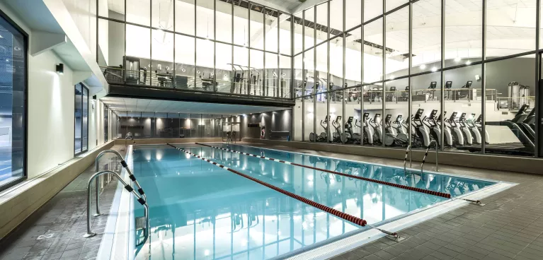 Fitnessstudio mit Pool in Frankfurt