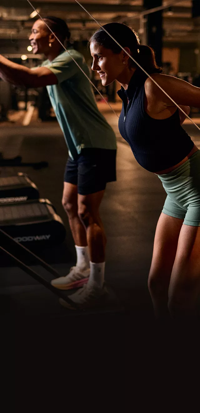 Junge Menschen trainieren am Ski-Ergometer.