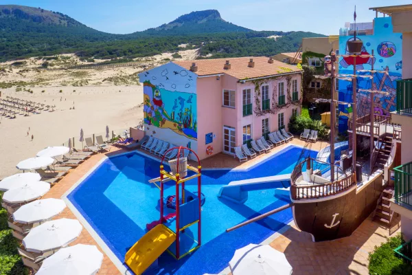 Kinderpool und Piratenschiff mit Wasserrutsche im VIVA Cala Mesquida Resort Mallorca
