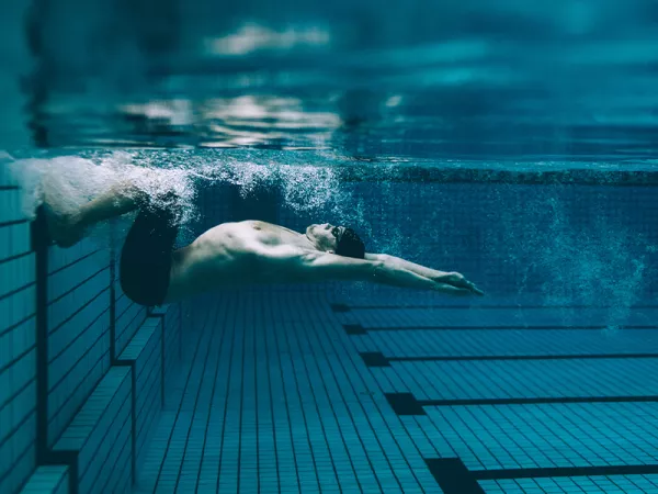 Krafttraining fürs Schwimmen: Übungen fürs Gym und zu Hause