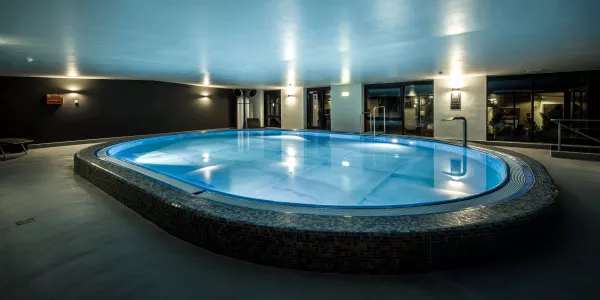 Fitnessstudios mit Wellness und Pool
