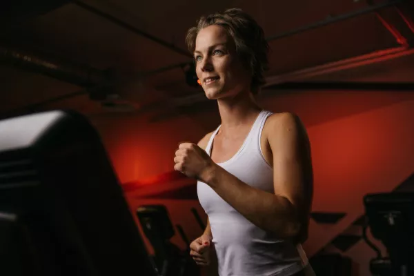 Fitness First Frau auf Laufband 