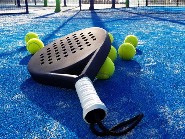 Was ist Padel-Tennis? Facts zum Trendsport & wie du jedes Match gewinnst!