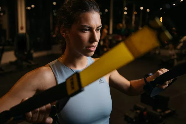 Frau beim TRX Training