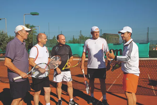 Tennistrainer mit Teilnehmern