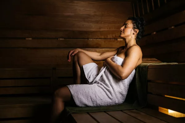 Frau in der Sauna