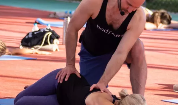 Trainer mit Teilnehmerin Trainer mit Teilnehmerin