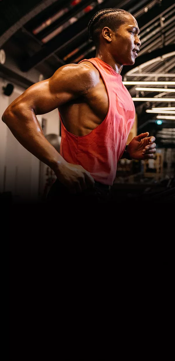 Fitness First Cardio Training Mann auf Laufbahn