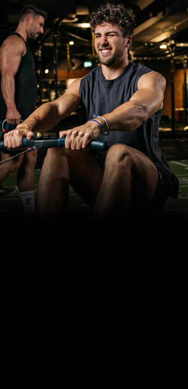 Fitness First Hyrox Functional Training an Rudermaschine 