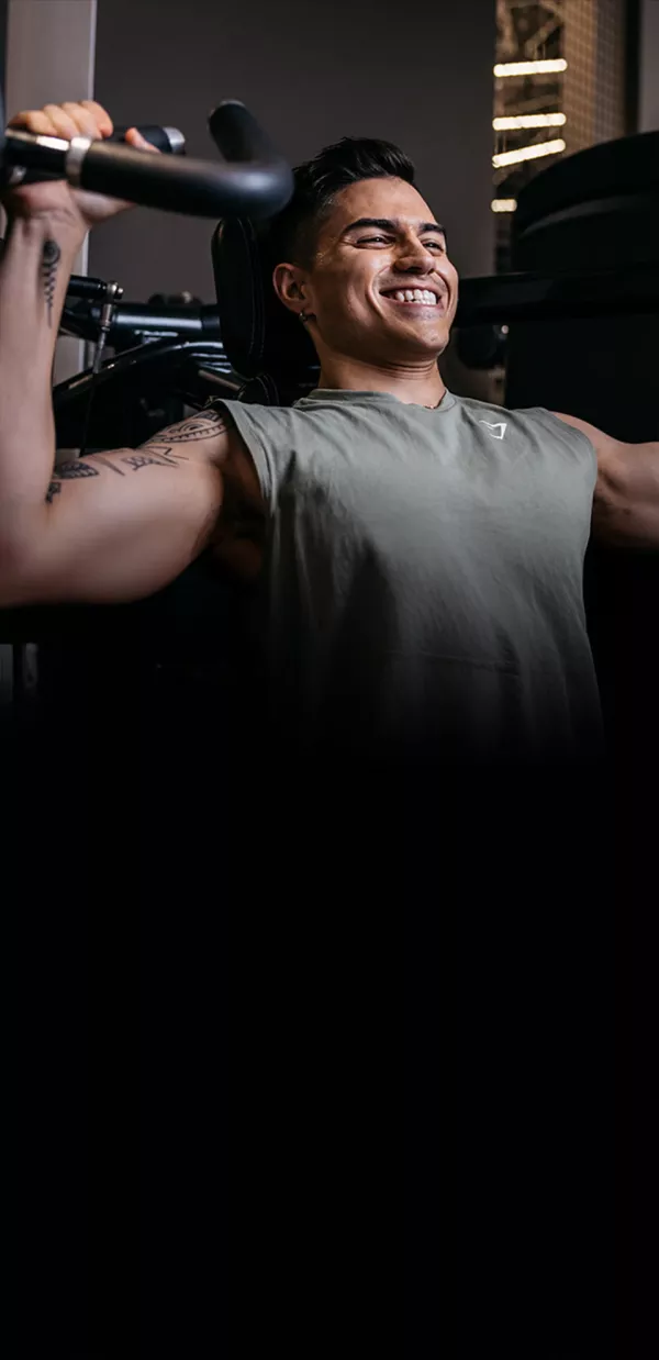 Fitness First Mann trainiert an Gerät