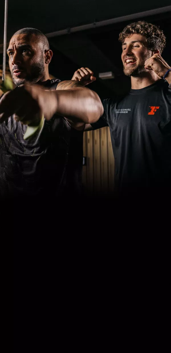 Fitness First Personaltrainer motiviert Mitglied