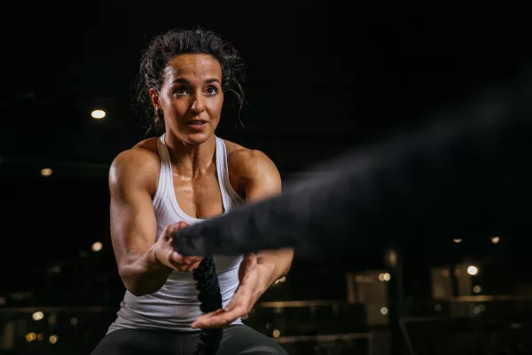 Junge Frau beim Sled Pull