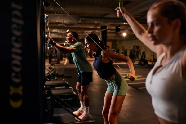 Junge Menschen trainieren am Ski-Ergometer.