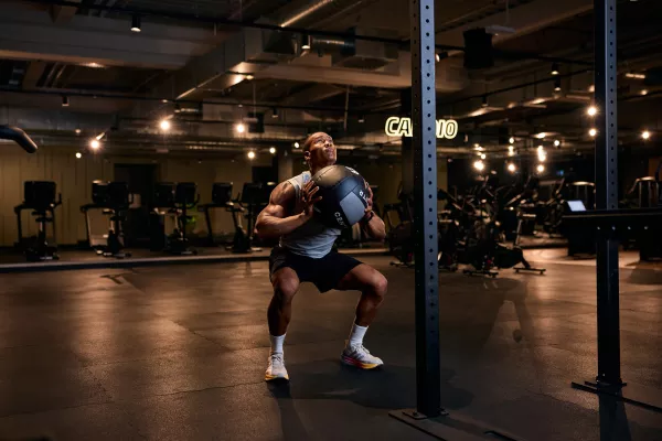 Junger Mann macht Wallballs