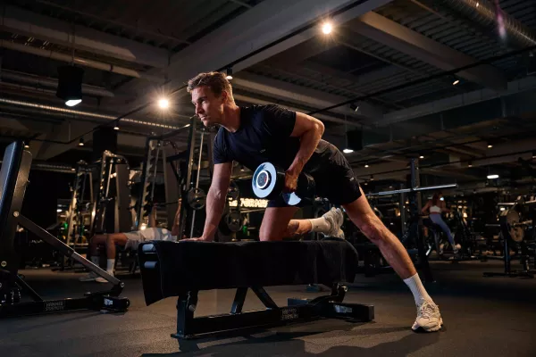 Brustübungen im Gym: So setzt du Hanteln & Geräte richtig ein!
