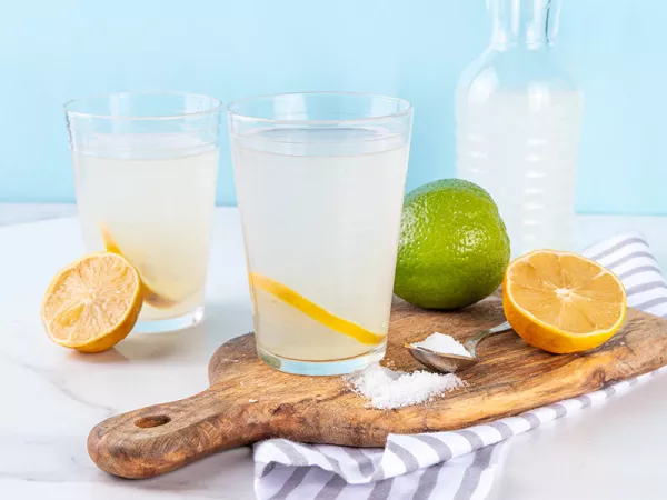 Isotonische Getränke für Sportler:innen: Wirkung, Inhaltsstoffe & Rezepte