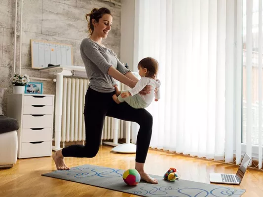Training mit dem eigenen Körpergewicht: Lunges So geht Bein-Training für Zuhause: Lunges (Ausfallschritte) sind eine super effektive Übung!