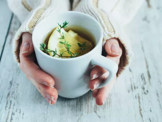 Grüner Tee am Morgen regt den Stoffwechsel an und hilft zusätzlich beim Abnehmen.