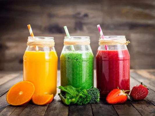 Während der Fasten-Periode trinkst du nur frisch gepresste, ungesüßte Säfte, Wasser, Gemüsebrühe und Tee.