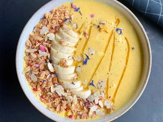 Wer es noch cremiger mag, kann in seinen Fasten-Smothie 1/2 TL Flohsamen-Schalen und eine halbe reife Banane mitpürieren.