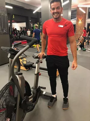 Was ist ein Assault AirBike? Das AirBike ist ein mega vielseitiges Gerät und alles andere als langweiliges Cardio-Training. Es ist ein Mix aus Crosstrainer und Rad-Ergometer.