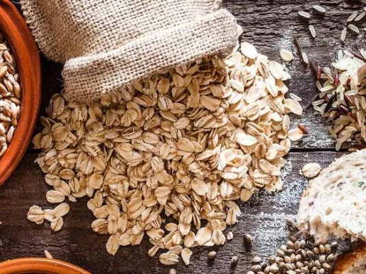 Haferflocken haben mehr Ballaststoffe und lassen den Blutzuckerspiegel weniger stark ansteigen.