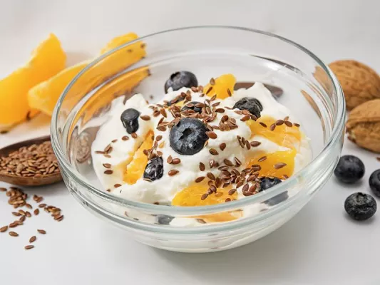 Was ist Skyr, Nährstoffe & Kalorien, Zubereitungstipps, Herstellung, Rezept-Idee + Ernährungs-Benefits bei Fitness First