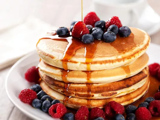 Wird über die Löcher in der Rinde des Ahornbaums gewonnen. Enthält sogar noch mehr Mineralstoffe als Honig und eignet sich gut zum Backen oder zum Süßen für Soßen, Pancakes und Dressings.