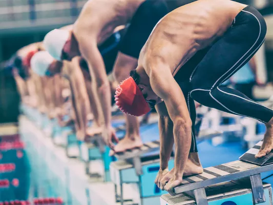 Maximalkraft fürs Schwimmen verbessert auch deine Schnellkraft, z. B. beim Sprung vom Startblock.