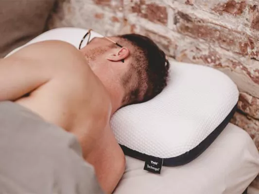 Investiere beim Kissenkauf lieber etwas mehr, z. B. in ein Nacken-Stützkissen.