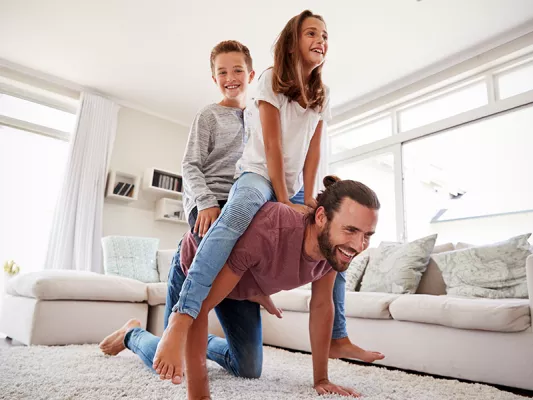 Check List für dein Workout Zuhause: mit Kindern Du brauchst jemanden, der dich beim Home Workout unterstützt? Nimm' deine:n Partner:in zur Hilfe oder integriere die ganze Familie/Kinder in dein Indoor Training mit ein!