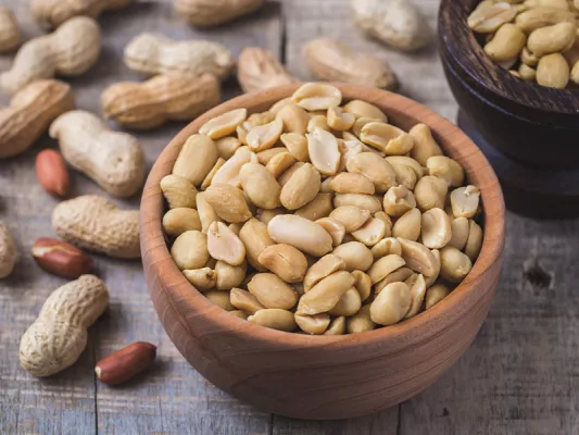 Welche Hülsenfrüchte sind gesund? Erdnüsse & Co. Es gibt extrem viele Sorten der sogenannten Leguminosen, dass sogar Wissenschaftler:innen die genaue Zahl nicht kennen. Wusstest du zum Beispiel, dass auch Erdnüsse dazugehören?