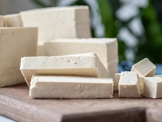 Sojabohnen in Tofu & Co. Ernährst du dich vegan, spielen Sojabohnen in Tofu eine große Rolle. Und auch aus Lupinen werden immer mehr Veggie-Produkte gemacht.