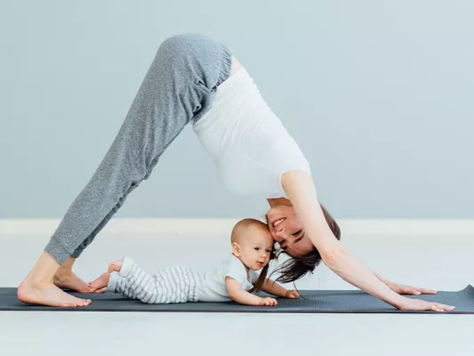 Gehe in den Vierfüßlerstand. Strecke die Arme so weit wie möglich aus und schiebe den Po nach oben (Fersen bewusst dabei in den Boden drücken). Für ca. 30 Sekunden halten, dann zurück in die Ausgangsposition. Wiederholung: 3-5x.