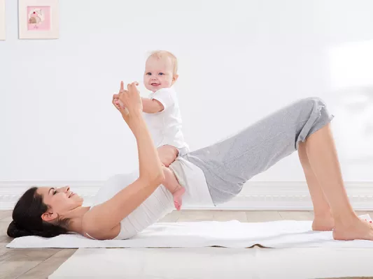 Training mit dem eigenen Körpergewicht: Glute Bridges Als Training mit dem eigenen Körpergewicht beim Home Workout eignen sich Glute Bridges sehr gut für den Po,