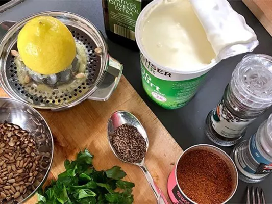 1 Aubergine, 40 g Sesamsaat, 2 EL Zitronensaft, 3 EL Joghurt nach Wahl, 4 EL Olivenöl, 2 EL zum Verzieren, 1 Knoblauchzehe fein zerhackt, 4 Stiele glatte Petersilie zerhackt. 2 TL Schwarzkümmel, 1/2 TL Sumach, Salz & Pfeffer.