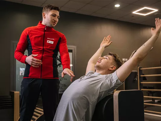 Warum ist Dehnen wichtig? Dehnen im Alltag und beim Trainieren, vor oder nach dem Sport, Dehnübungen, morgens oder abends und FAQ.