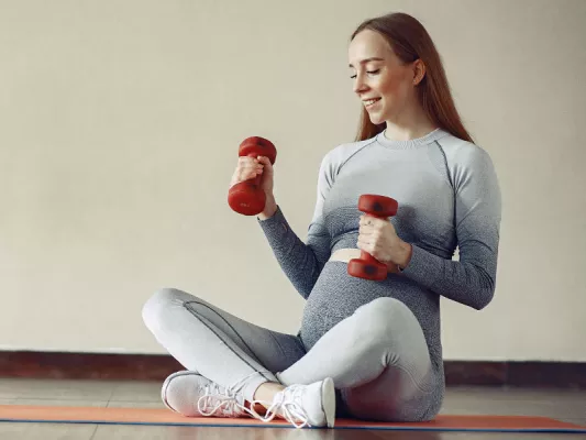 Welche Bauchmuskeln trainieren? Ab wann kein Bauch-Workout mehr in der Schwangerschaft? Bauch-weg-Übungen nach der Schwangerschaft + Kurse bei Fitness FIrst