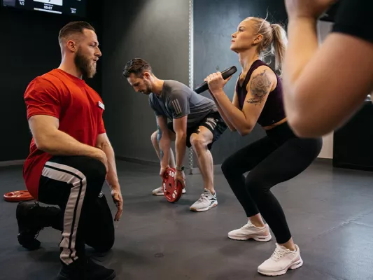 Nutze Hantel-Scheiben auch ohne Stange für verschiedene Übungen nutzen! Besonders praktisch sind sie, wenn sie Griffe haben.