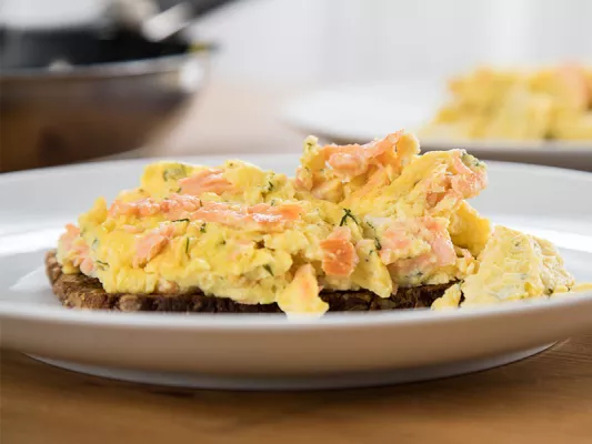 Frühstücks-Rezept herzhaft: Rührei auf Vollkornbrot Nichts riecht besser als ein frisch zubereitetes Rührei! Es ist lecker, herzhaft und vor allem reich an Proteinen.