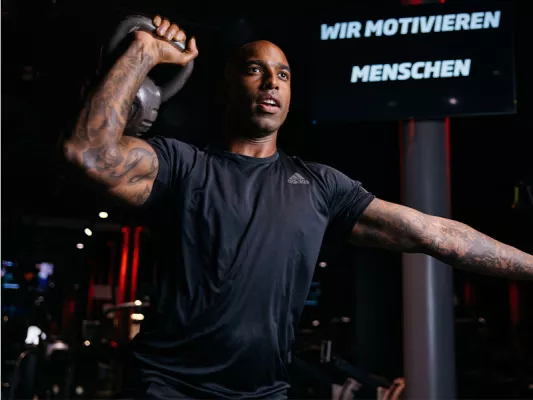 Training mit dem eigenen Körpergewicht: Schulterdrücken Ein super Schulter-Workout mit Kurzhanteln, Kettlebells oder einfach wieder nur Wasserflaschen.
