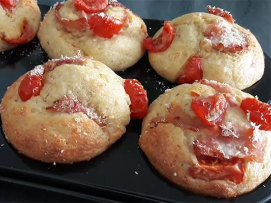 Skyr kann auch durchaus herzhaft verwendet werden, wie diese super leckeren Tomaten-Muffins zeigen. Mit Tomaten, frischen Kräutern und Parmaschinken – Delicioso!