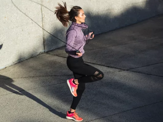 Training mit dem eigenen Körpergewicht: Seilspringen Eine super effektive Cardio-Einheit für zu Hause ohne viel Platz ist Seilspringen.